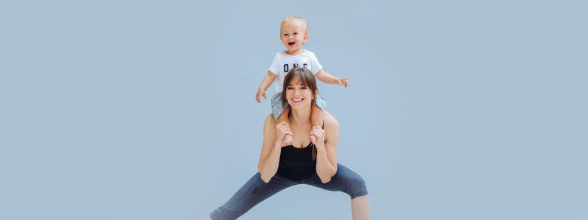 Mujer con un niño en los hombros 